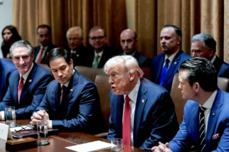 Доналд Трамп на првиот состанок со својот министерски кабинет: Договорот со Украина може и да не успее но се надевам дека ќе успее